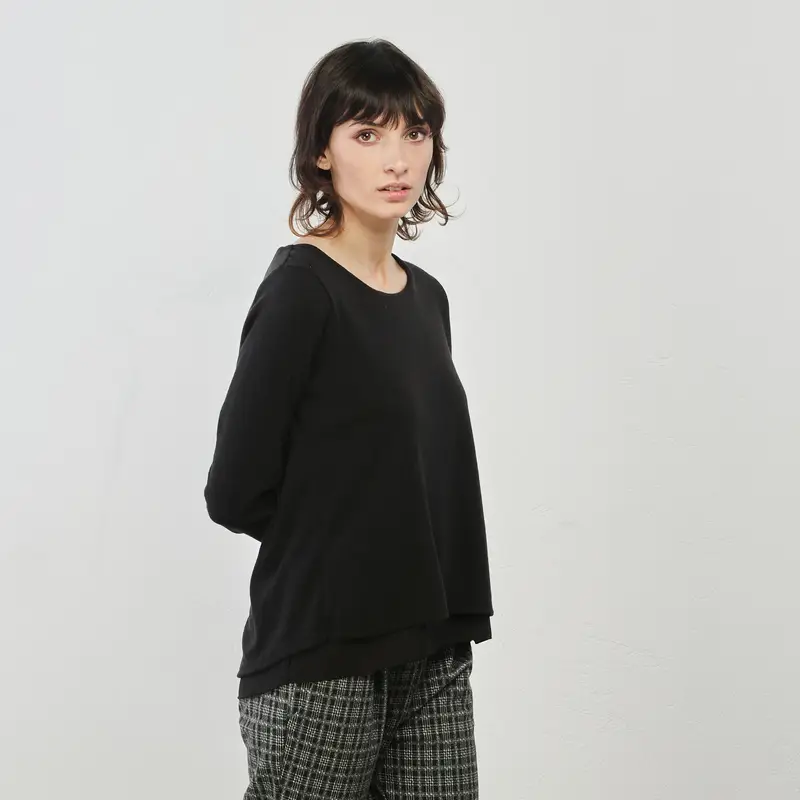 Maglia nera girocollo ampio