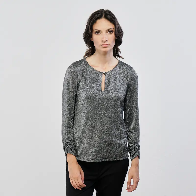 Maglia nera in lurex effetto argento con bottone gioiello