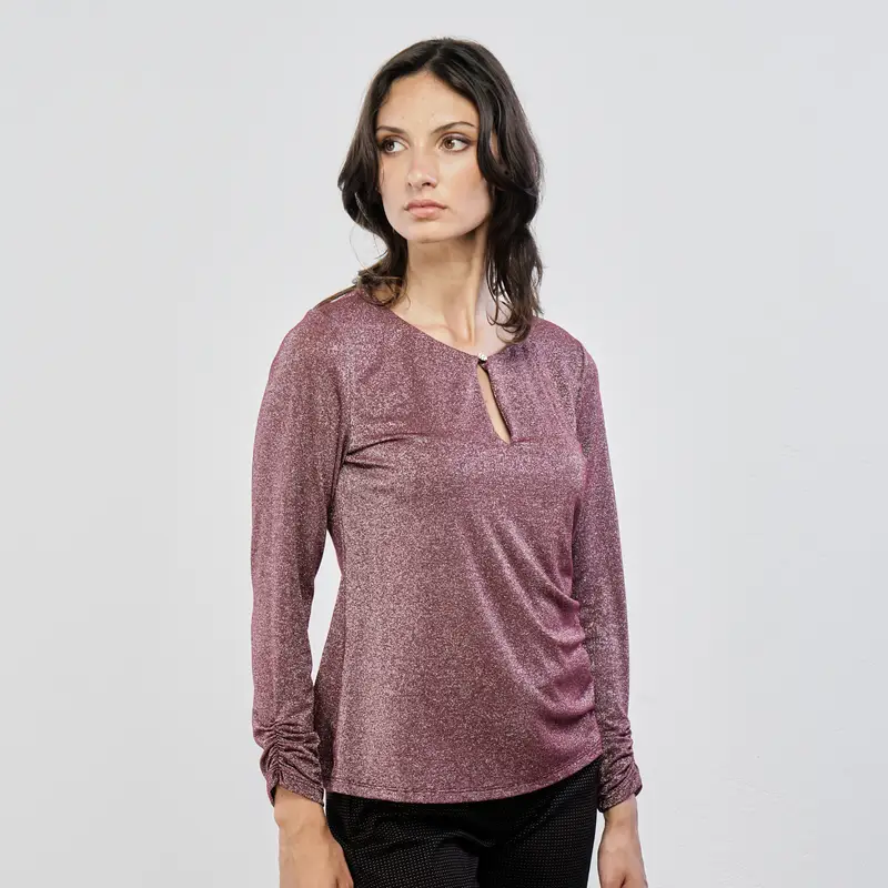 Maglia rossa chiara con lurex e bottone gioiello