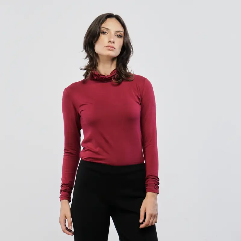 Maglia rossa dolcevita con dettaglio ruches