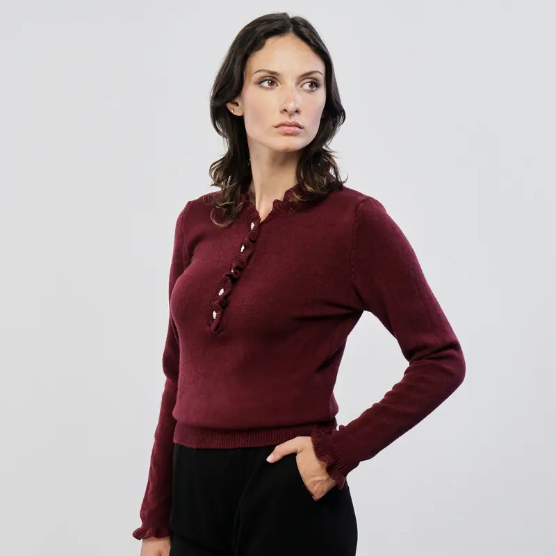 Maglia rosso bordeaux con bottoni e rouches