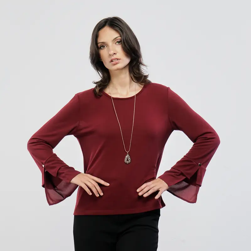Maglia rosso scuro con maniche a spacco e collana