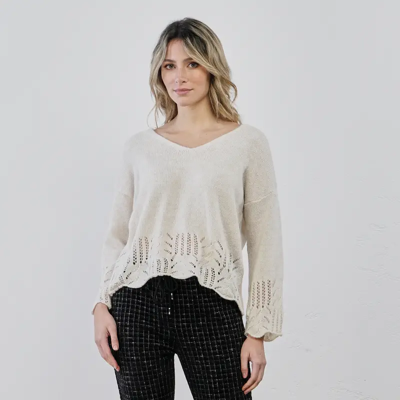 Maglioncino bianco con laserature e orlo irregolare