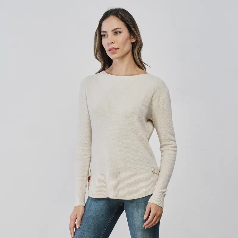 Maglioncino bianco da donna con dettaglio bottone