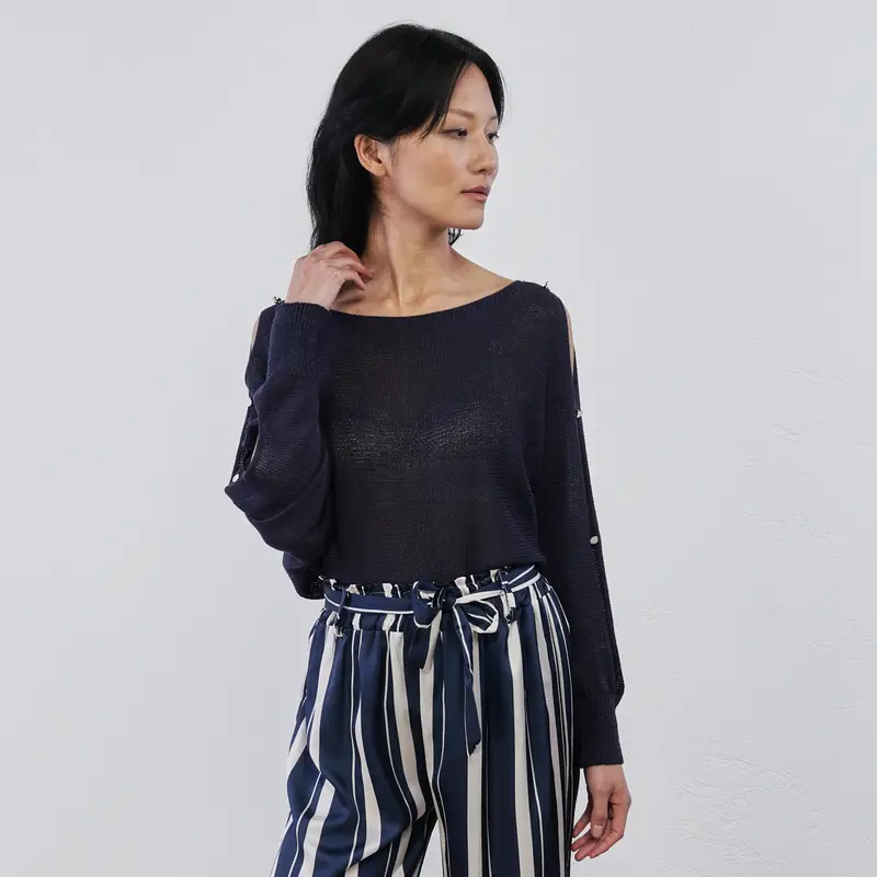 Maglioncino blu da donna con aperture laterali e bottoni gioiello