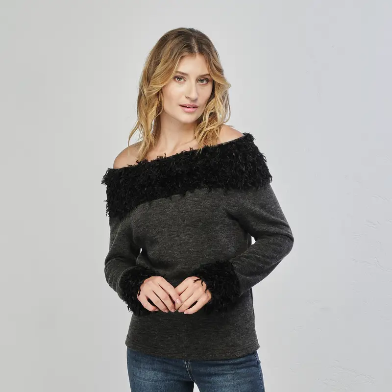 Maglioncino grigio con spalle scoperte e peluche alle estremità