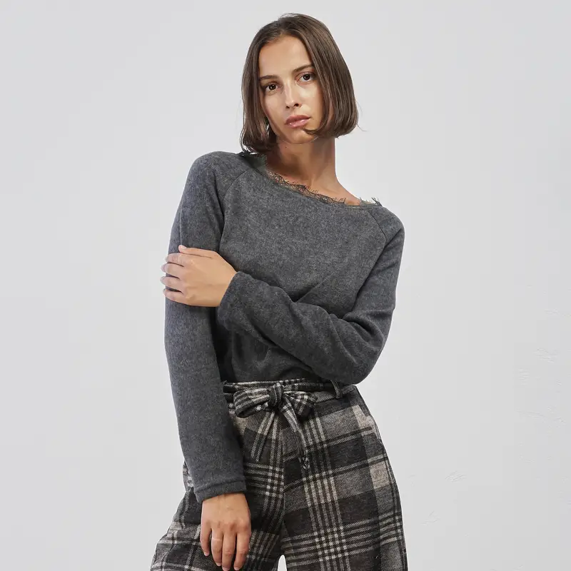 Maglioncino grigio da donna con dettaglio pizzo