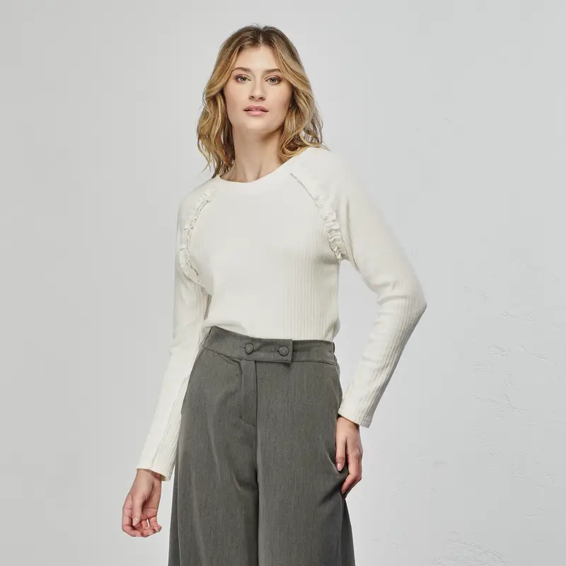 Maglioncino leggero bianco a coste con arricciatura