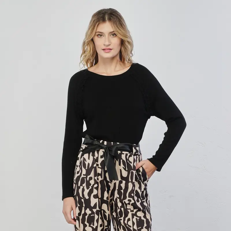 Maglioncino leggero nero a coste con arricciatura