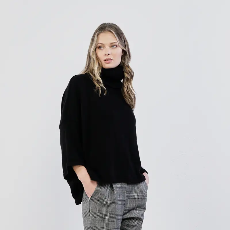 Maglioncino nero asimmetrico modello dolcevita