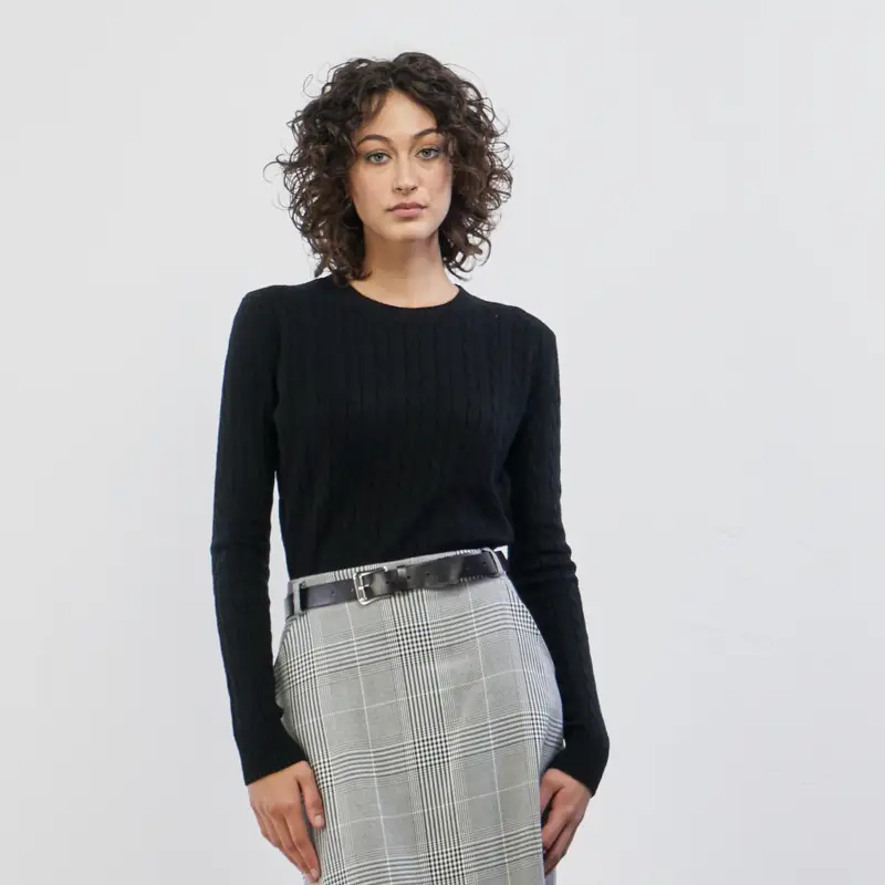 Maglioncino nero girocollo a trecce