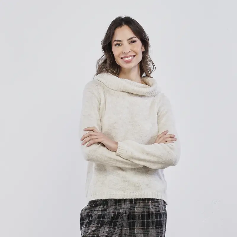 Maglione bianco da donna con collo morbido