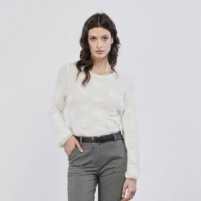 Maglione bianco da donna con fiori applicati
