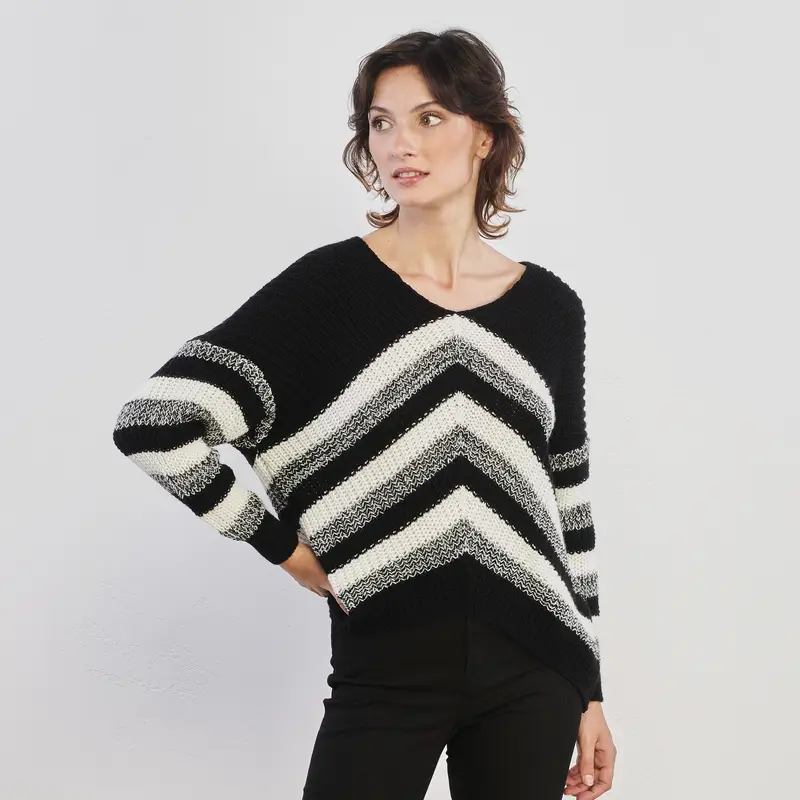 Maglione bianco e nero con ricamo geometrico