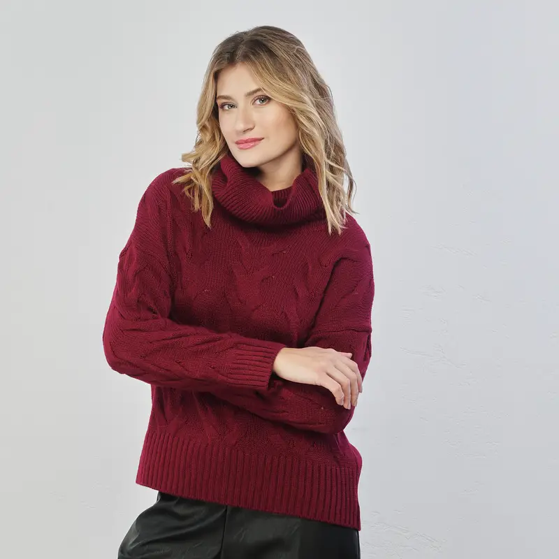 Maglione bordeaux con collo ampio e lavorazione intrecciata