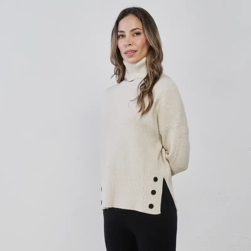 Maglione dolcevita bianco da donna con bottoni