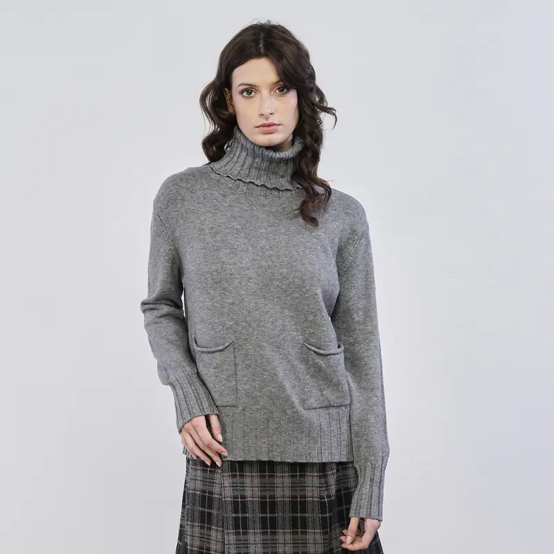 Maglione grigio dolcevita da donna con tasche