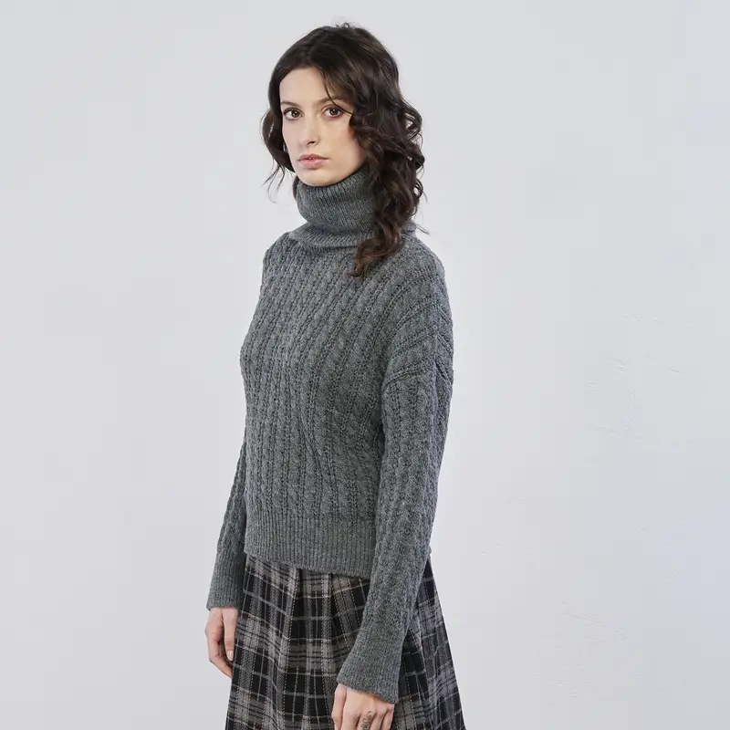 Maglione grigio lavorato da donna modello dolcevita