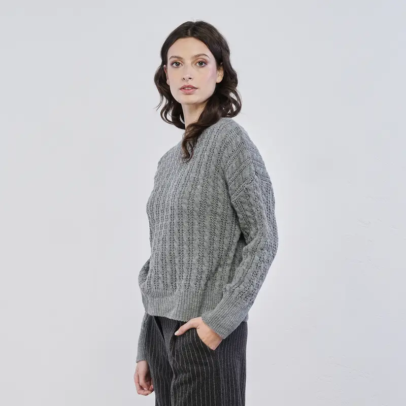 Maglione grigio lavorato da donna