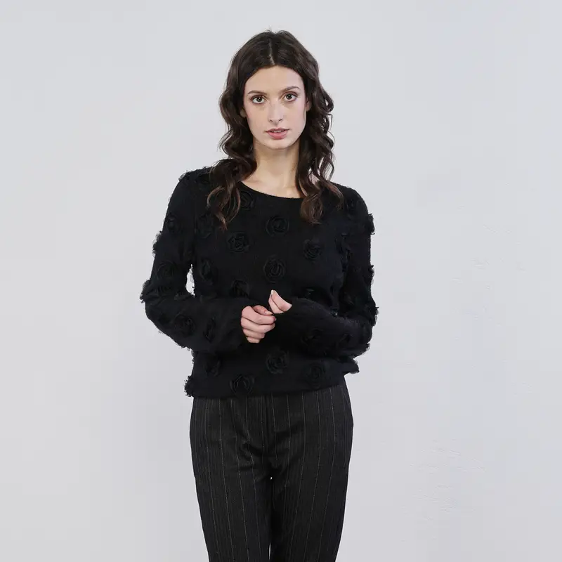 Maglione nero da donna con fiori applicati