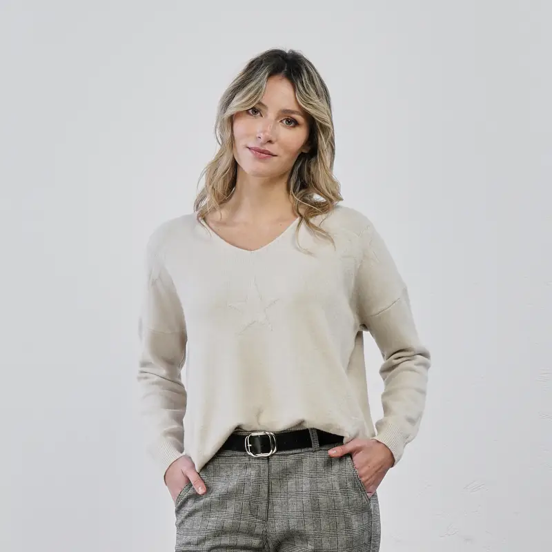Maglione panna con stelle e scollo a V