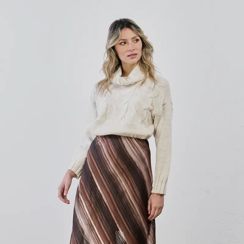 Maglione panna con trecce e collo morbido