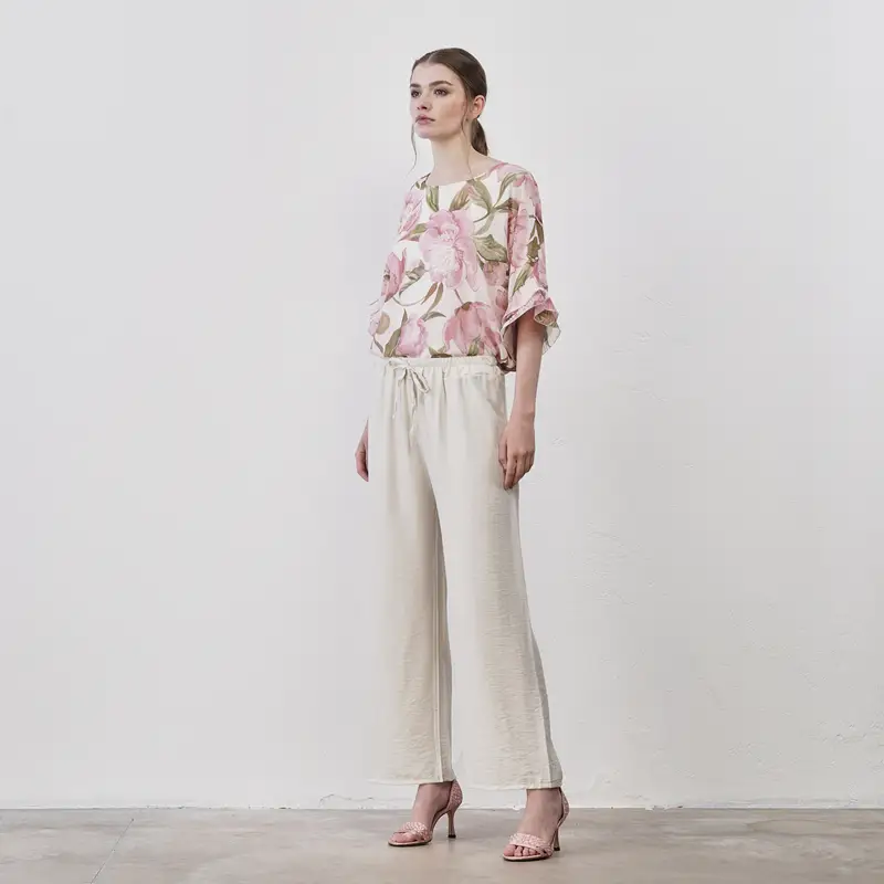 Pantaloni beige ampi da donna con coulisse in vita