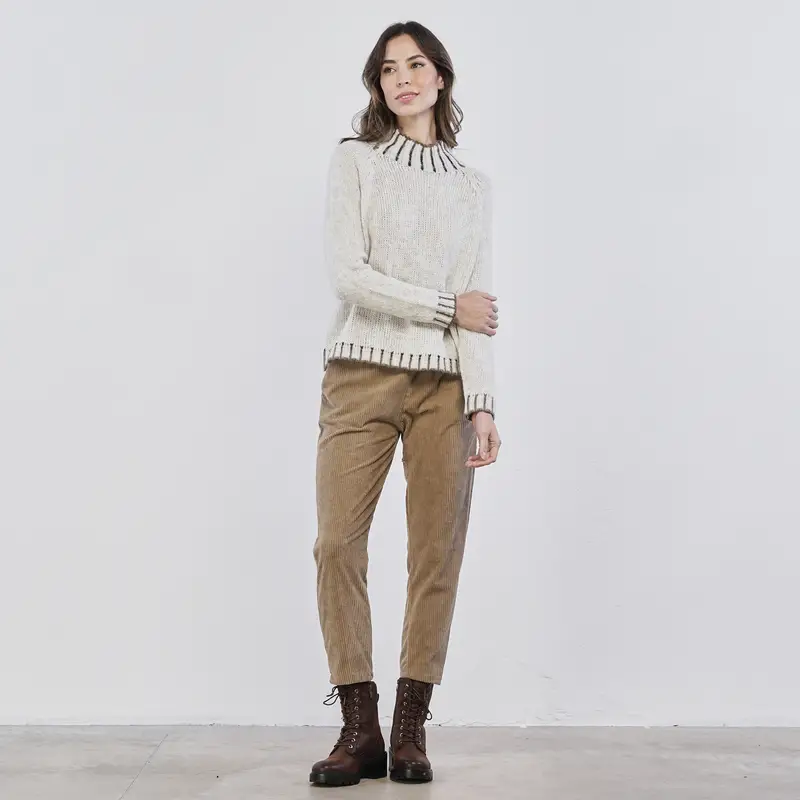 Pantaloni beige da donna in velluto a costine con tasche