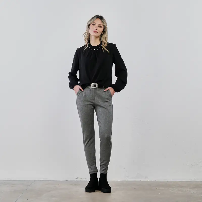 Pantaloni grigi in fantasia spigata con tasche e cintura