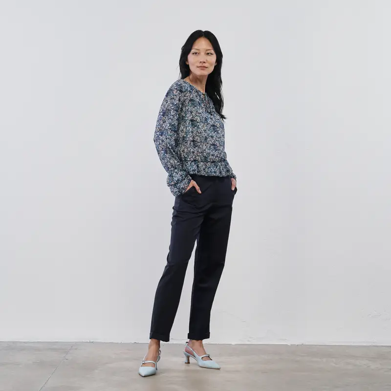 Pantaloni lunghi blu da donna con tasche e risvolti