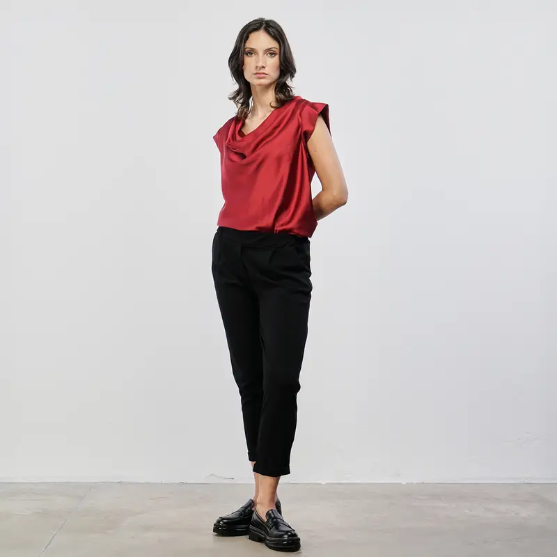 Pantaloni lunghi neri con risvolti e tasche