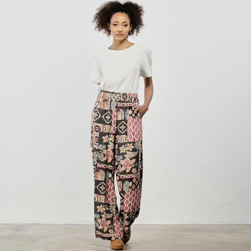 Pantaloni marroni lunghi con stampa patchwork