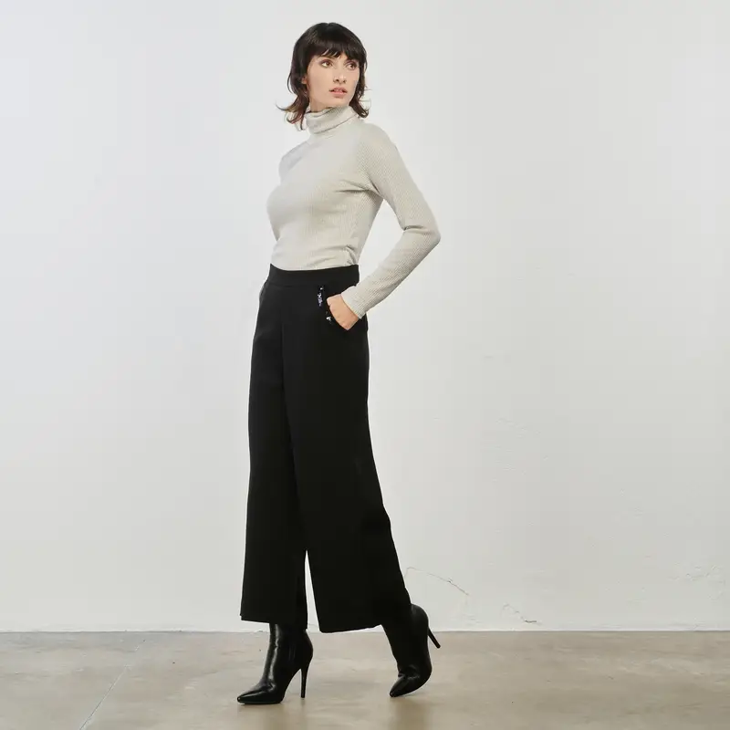 Pantaloni neri con gamba ampia
