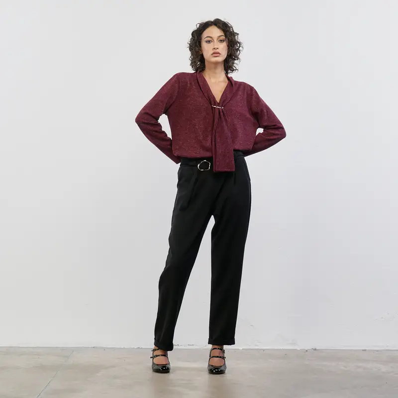 Pantaloni neri con risvolti e fusciacca con anello