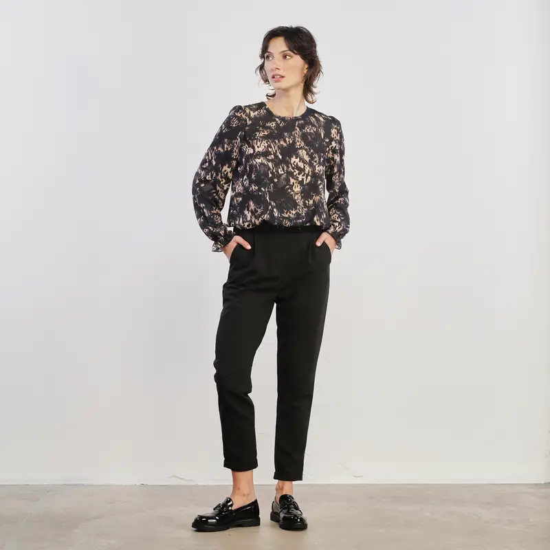 Pantaloni neri con risvolto e bottoni in vita