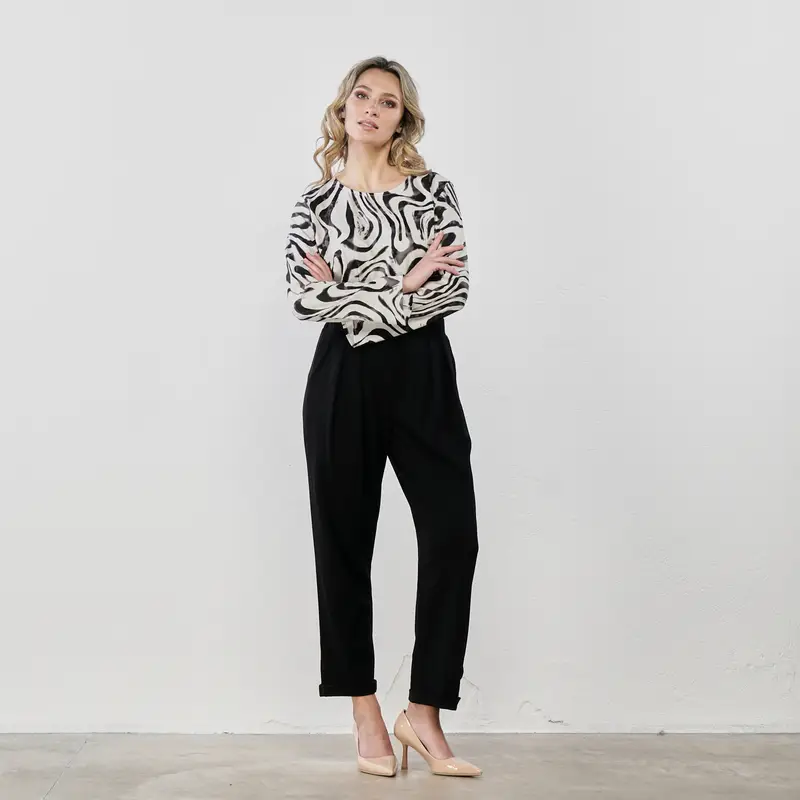 Pantaloni neri lunghi con tasche