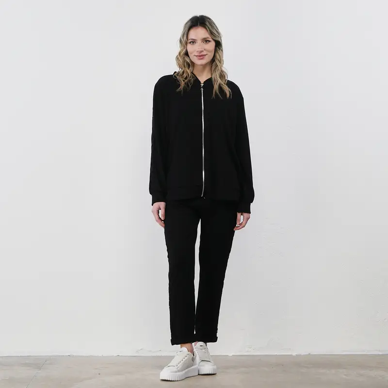 Pantaloni neri morbidi da donna con bande laterali effetto pizzo