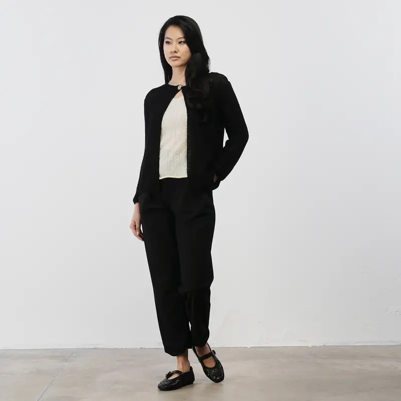 Pantaloni neri morbidi da donna con tasche