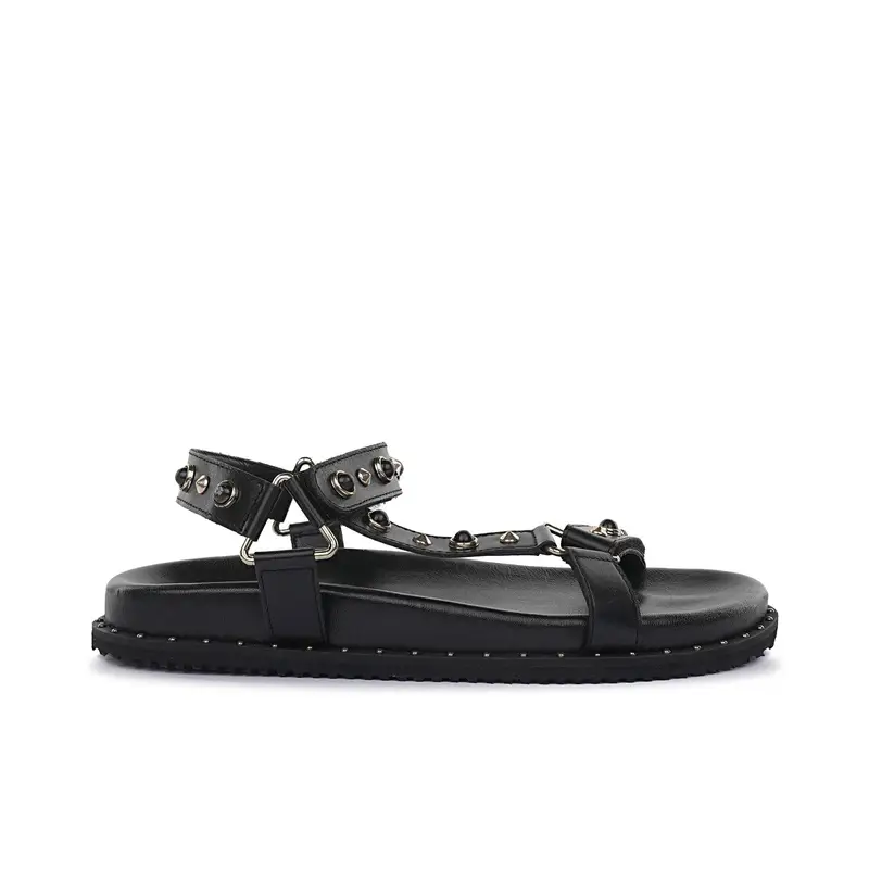 Sandali bassi neri in pelle con borchie