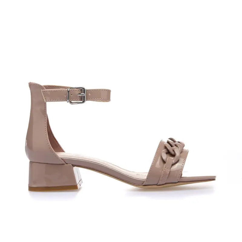 Sandali beige lucidi con tacco basso largo e catena