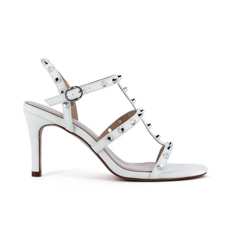 Sandali bianchi con tacco alto e borchie