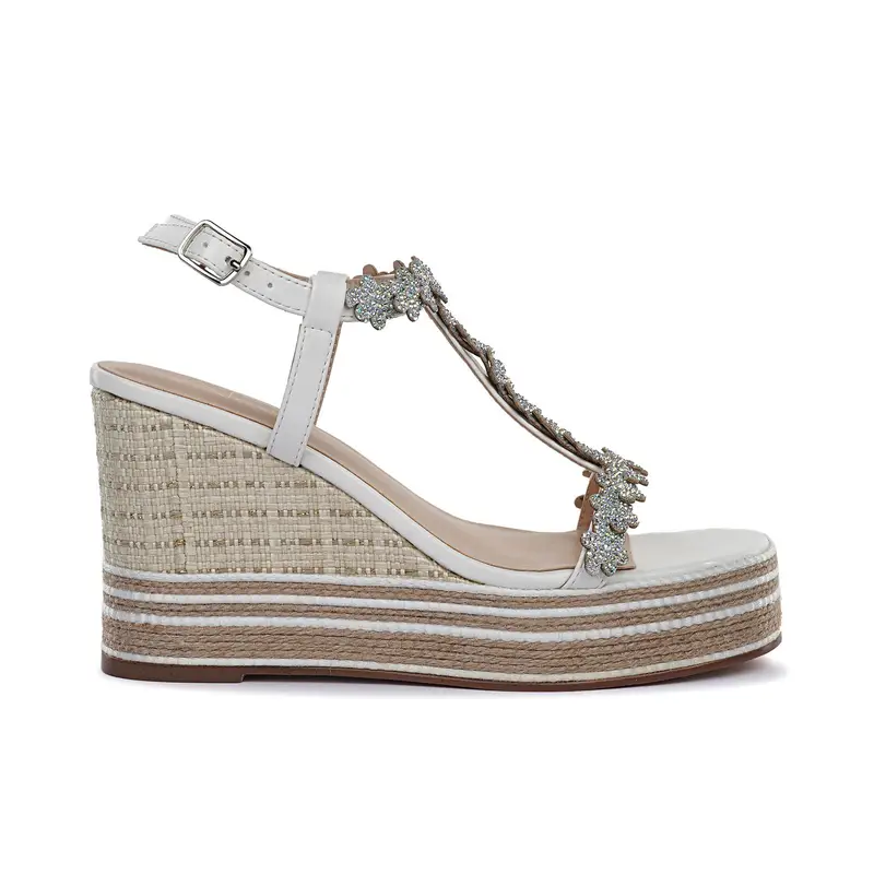 Sandali bianchi da donna con zeppa effetto intrecciato e dettaglio fiori con strass