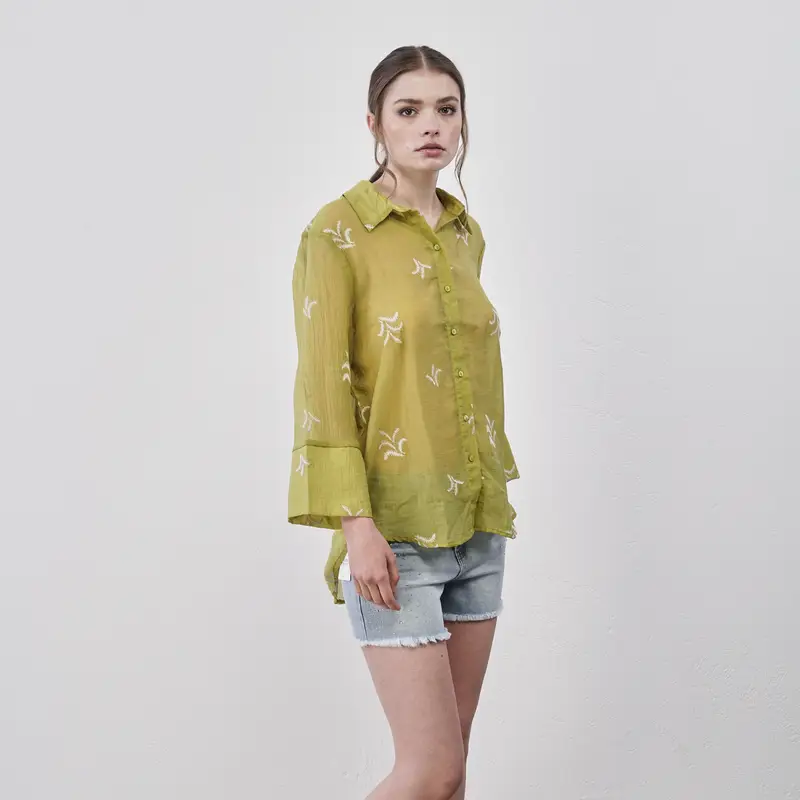 Shorts azzurri in denim con tasche e strass