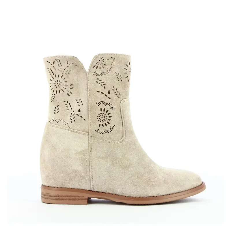 Stivaletti beige con zeppa interna e gambale con fantasia floreale traforata