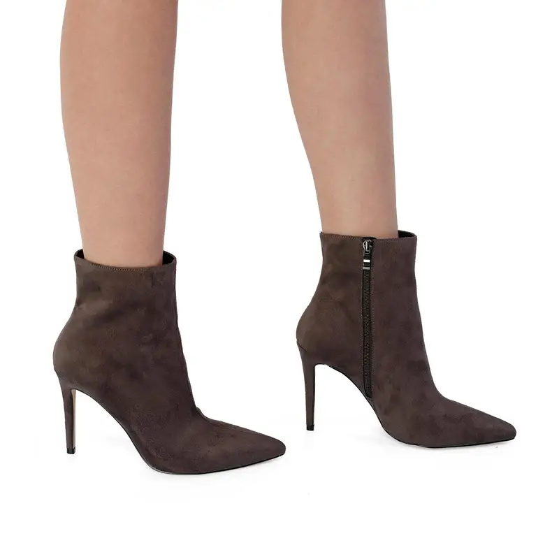 Stivaletti marroni a punta con tacco alto e zip interna