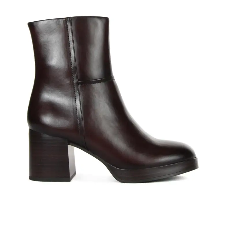 Stivaletti marroni in pelle con tacco largo e cuciture