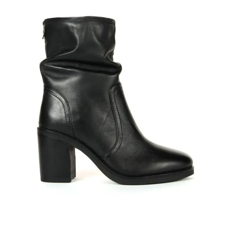 Stivaletti neri in pelle con tacco e gambale morbido