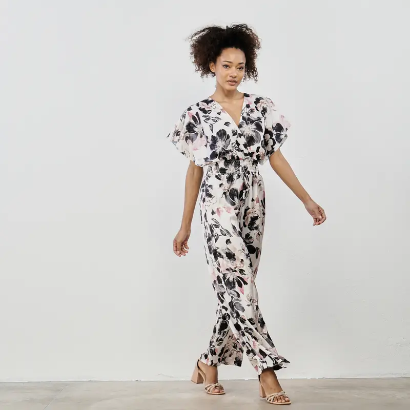 Tuta bianca e nera con stampa floreale