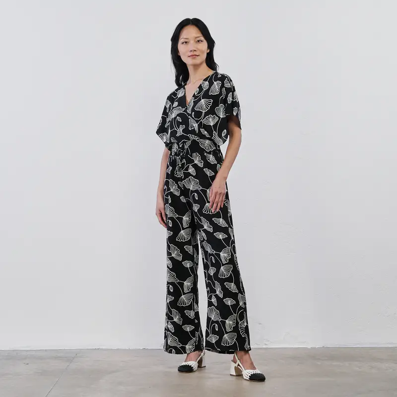 Tuta nera da donna in fantasia floreale con fusciacca in vita