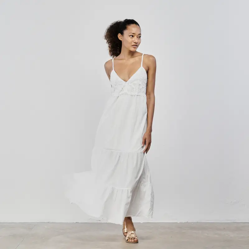 Vestito bianco lungo senza maniche con inserto ricamato